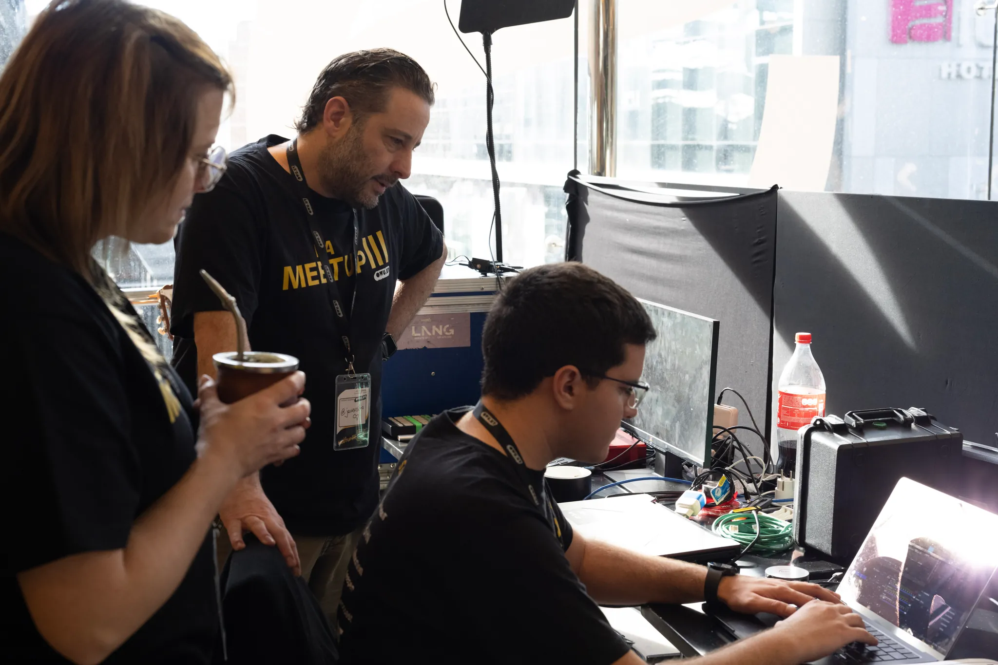 El equipo técnico prepara la transmisión, mate en mano